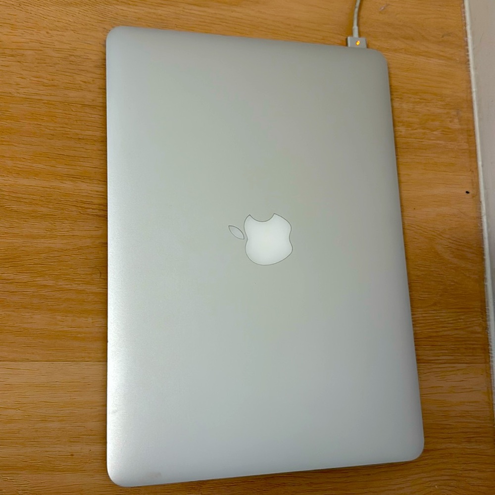 2015 Mac Book Pro used but in excellent condition